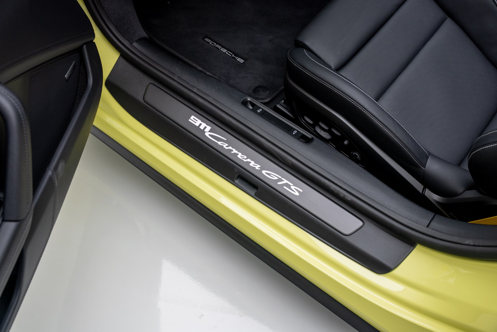 2025 PORSCHE 911 CARRERA GTS CABRIO | MAIN DEALER WARRANTY | CARBON EXTERIOR